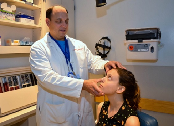 Dr. Katowitz examining patient