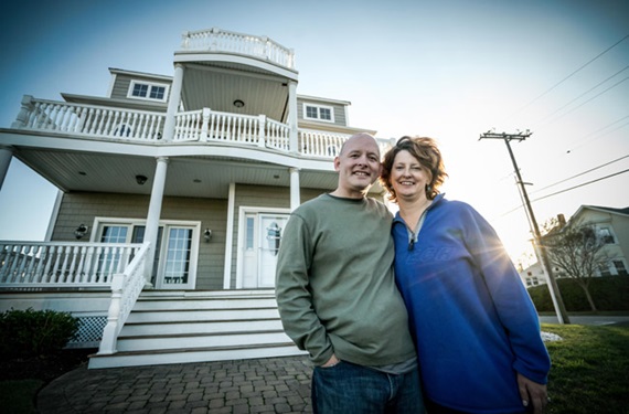Dan Bonner, liver transplant recipient, and wife in front of beach house