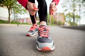 female runner tying her shoe