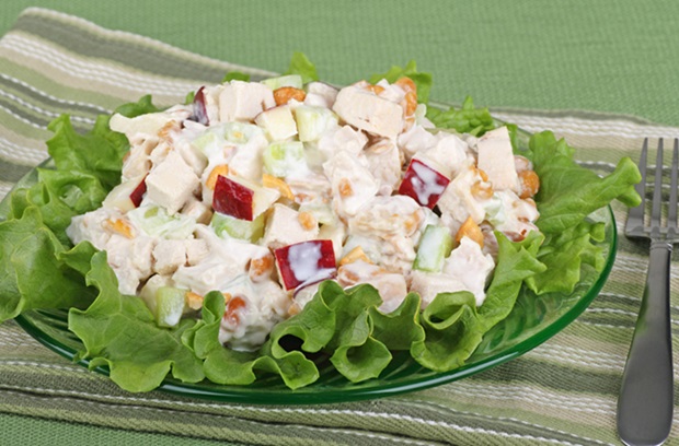 Curried chicken salad with apples and raisins